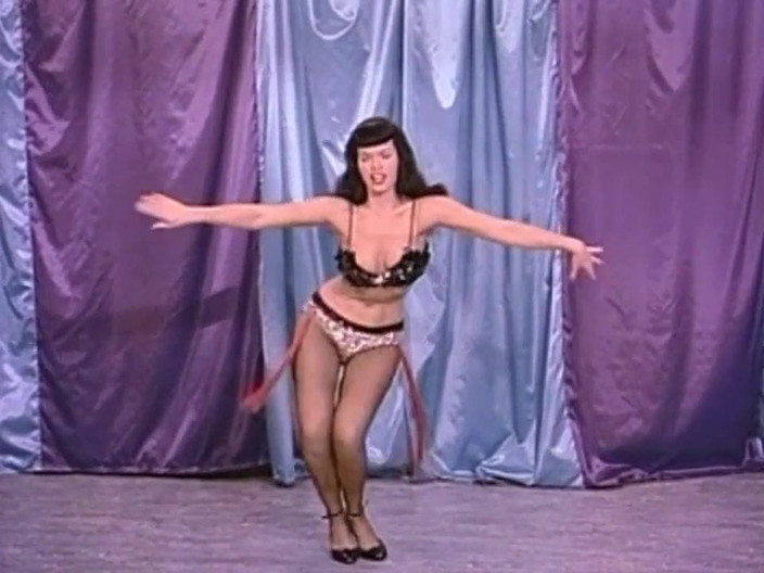 Vintage megastore: Klasik brunette domina dengan cambuk memamerkan tubuhnya