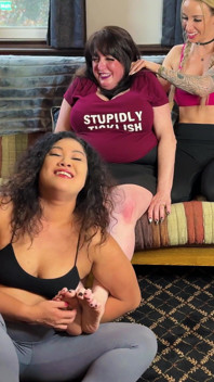 Si harmoni yang bodoh ini disergap sama cowok berondong sambil menggelitik di depan mars solo dan kimchi fetish