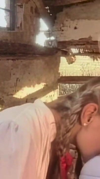 Orgasme lesbiene pentru două blonde în hambar