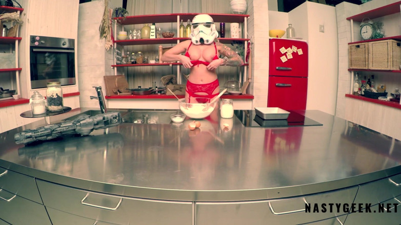 PurefilmsTv: Stormtropper Jarushka kousen haar poesje met een grote dildo en...