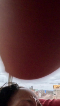 かなり細いスラットが喉と膣を伸ばされる