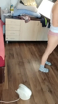 Seksi Esmer Kıyafet Denerken Eğleniyor. Seksi Anne Evin Etrafında Çıplak Dans Ediyor.