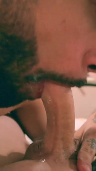 Camilo brown gibt dem süßen twink emmanuel Kokichi einen schlampigen blowjob und schluckt seine spermaladung