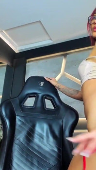 Ragazza Con I Capelli Colorati Si Masturba Davanti Alla Telecamera P3