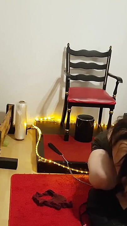 DOMINATRIX6: Krzywego Dominatrix zapewnia siadanie na twarzy swojemu skórzanym niewolnikowi