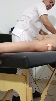 Masáž se žhavou svíčkou a olejem