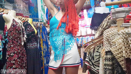 SweetButtocks: Si rambut coklat panas menukar pakaian secara awam