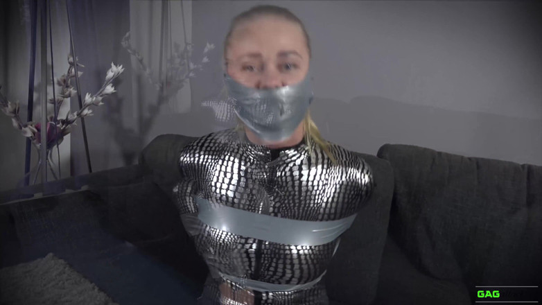 Gag Attack: Darina - Kombinezon w niewoli taśmowej