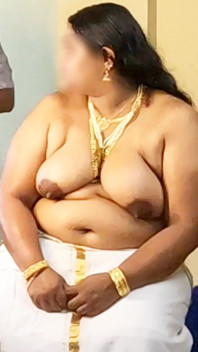 สาวอินเดียในชุดประเพณี ถ่ายแบบโชว์หัวนมกับเครื่องประดับ