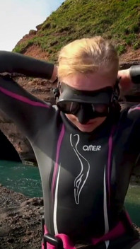 Aku lagi asik muasin becekku pakai wetsuit ukuran dua!