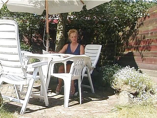 Lucky Cooch: Blonďatá milfka předvádí svá prsa venku