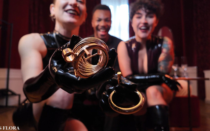 Miss Flora: 与Miss electra和rooster在乳胶服中戴绿帽子sph羞辱