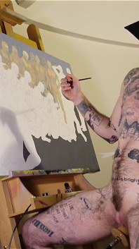 欲求不満のFTMアーティストXXXが、ピンクの男の子のアソコを機械に突かれながら絵の作業を飛ばす