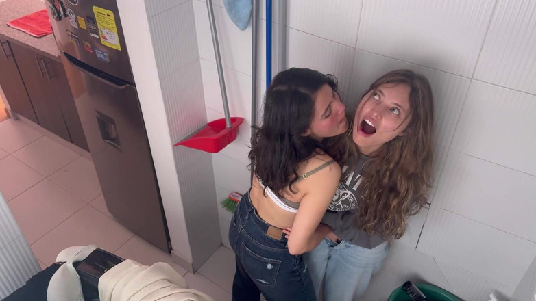 scarlettandc: Lesbiennes Baisent Dans La Salle Des Vêtements