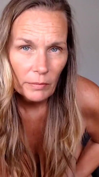 Oui, ma belle-mère, je veux me toucher. Je veux vous entendre dis-le.