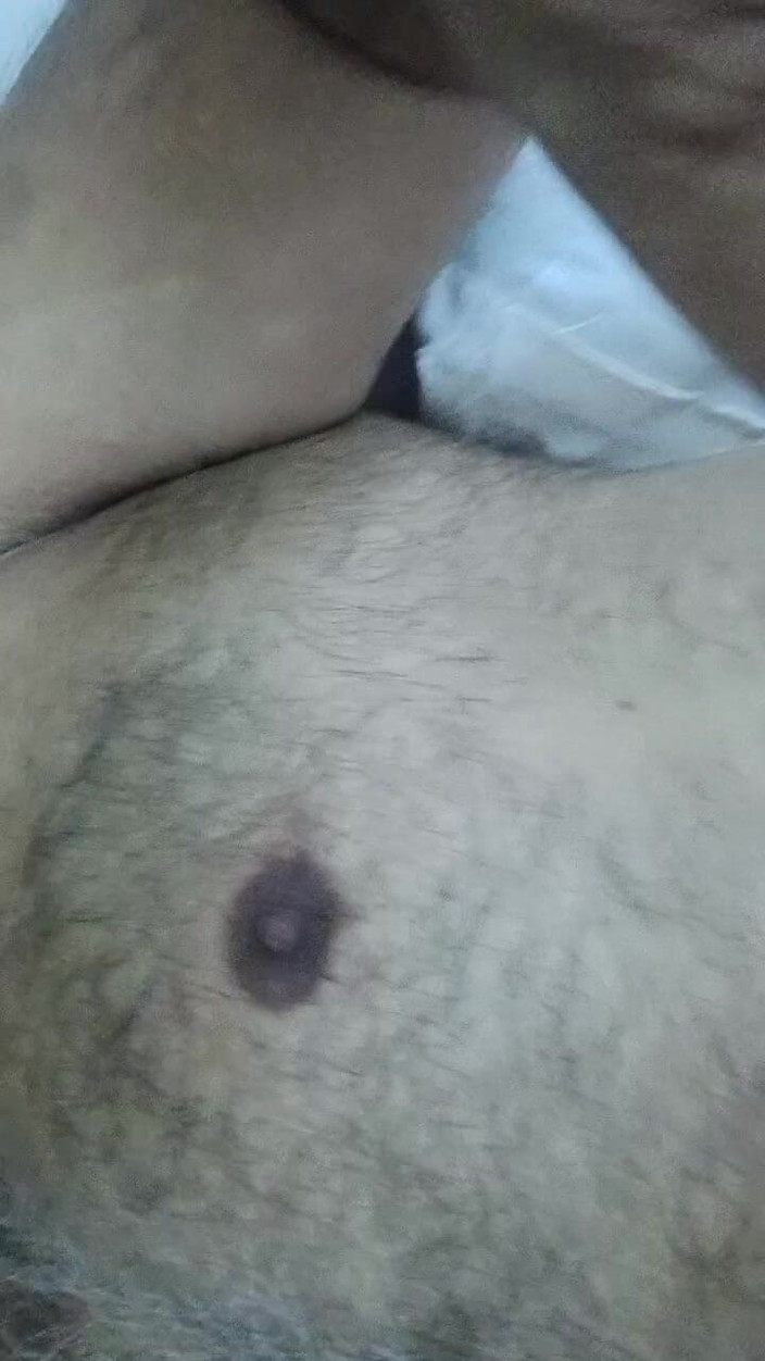 Daddy Dude: Indische Papa Die Op Het Bed Lag, Plaagt En Poseert...