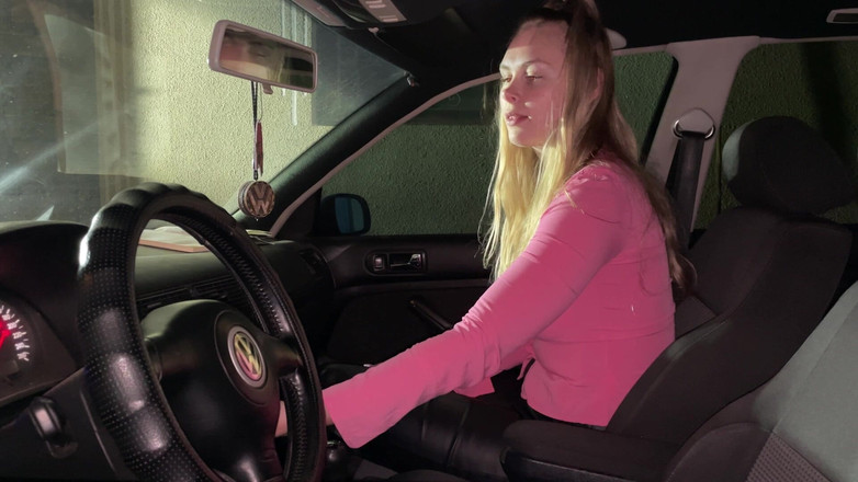 HotPrincessUA: Sopir nakal yang lagi sange ini mencoba nyalakan mobilku tapi...