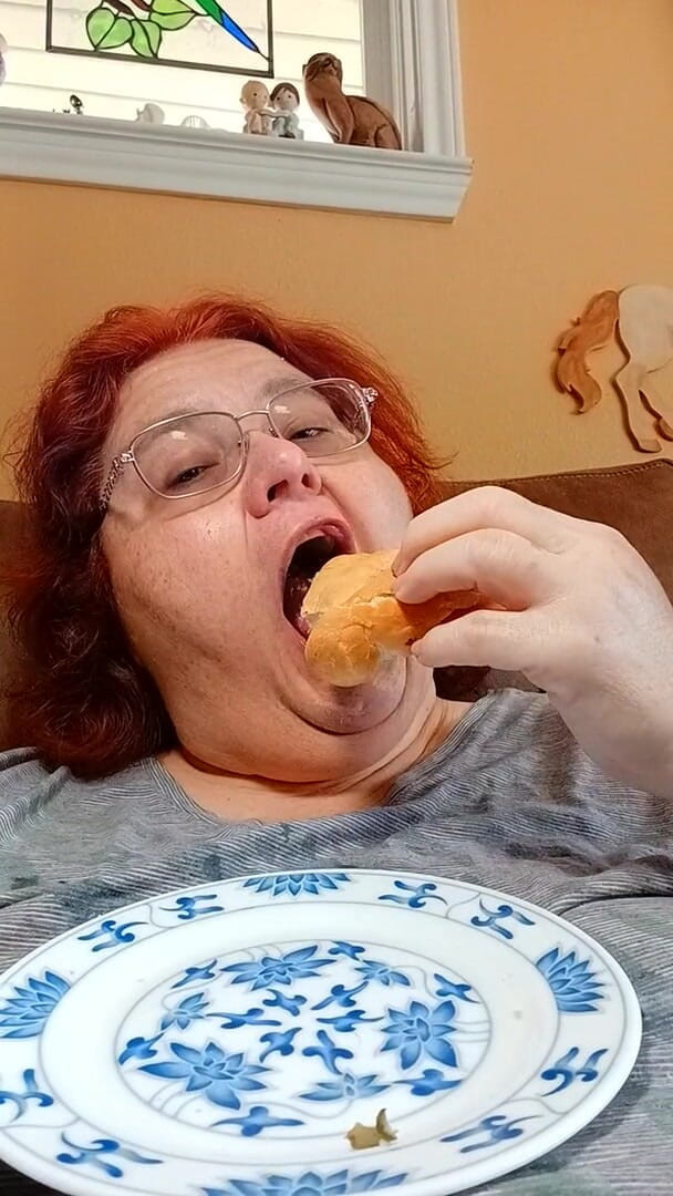 BBW nurse Vicki adventures with friends: Makan Roll Bolo Sandwich untuk awek gemuk menjilat peminat!