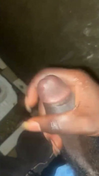 Un Homme Masturbe Sa Grosse Bite Noire