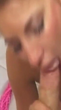 Une MILF brune à forte poitrine doigte sa chatte dégoulinante jusqu’à un orgasme explosif