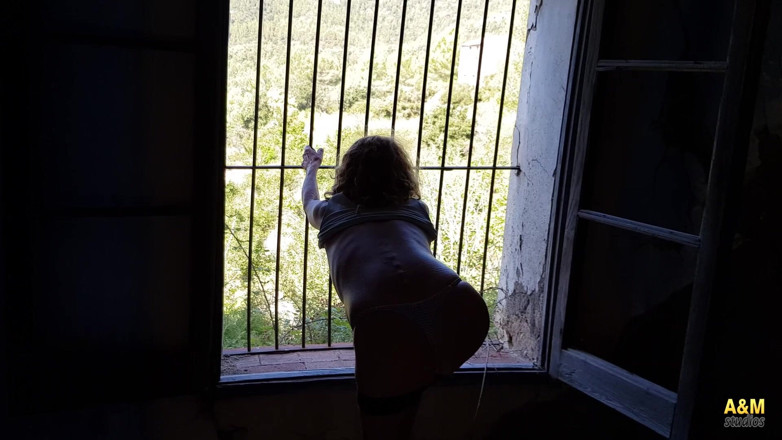 A&M Studios: Dançando e nos mostrando sua bunda na casa abandonado.