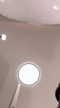 화장실에서 미니스커트 입은 섹시하고 발정난 긴 다리의 겸둥이 여대 소녀가 면팬티를 벗어버렸어