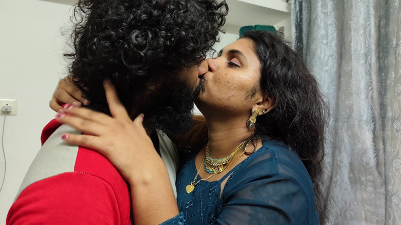 Vaigavarun45: Sesso con la sorellastra mentre lei fa il letto, la...