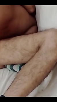 Indisk Netu älskade känslan av analsex med hennes desi stora röv studsande i hans knä när hon red honom i cowgirl position