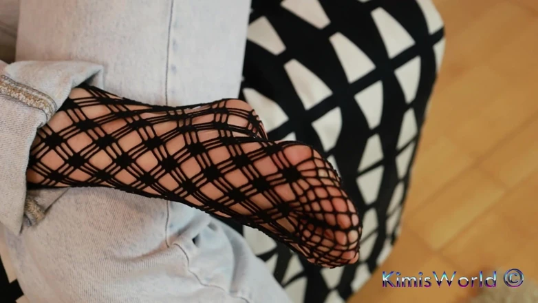 Unique Features porn video – Bold & Unique: Sweaty Ski Socks, Sneakers & Black Jeans Tease