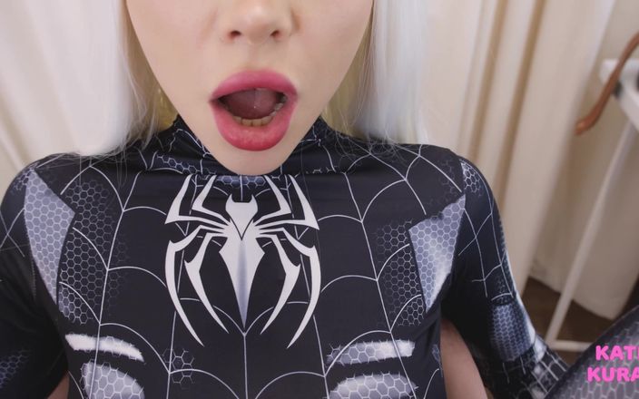 Kate Kuray: Kate Kuray se la follan con un disfraz de Spiderman