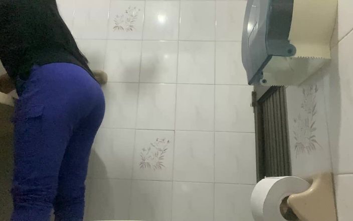 IRINA 69 STAR: Krankenschwester im badezimmer beim pissen gefangen
