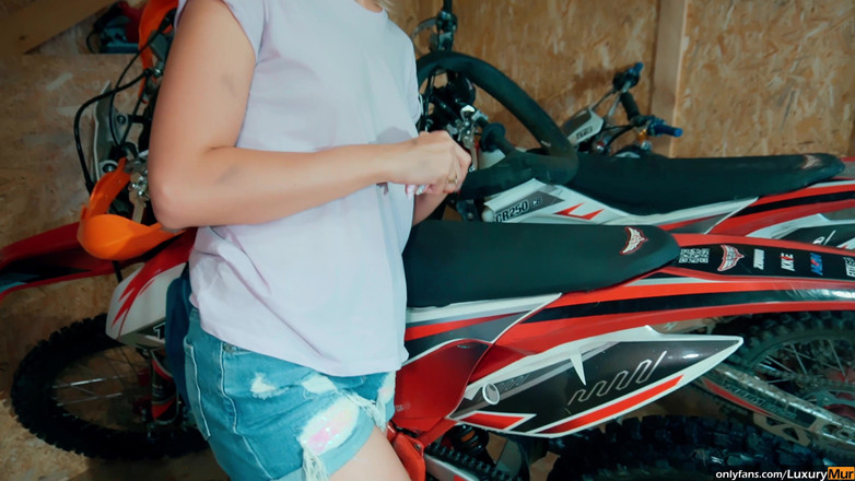 ReplayXXXLady: Gadis mekanik ini dientot habis-habisan setelah memperbaiki motornya