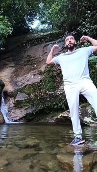 Bei einem Spaziergang zum Fluss - Masturbation und urinieren im freien