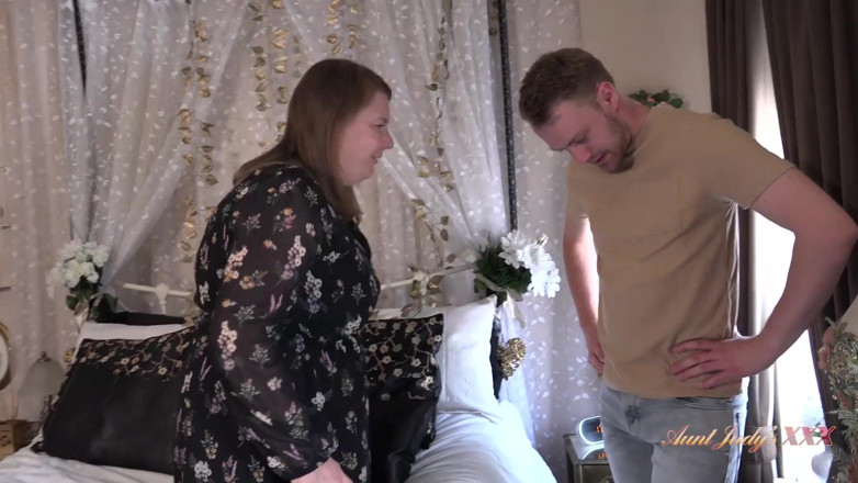 Aunt Judy's XXX: Auntjudysxxx - грудаста зріла товстушка мачуха Рейчел ловить свого пасинка, дивлячись на її неслухняні селфі