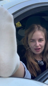 Dans les coulisses (pipe en voiture, baise des pieds)
