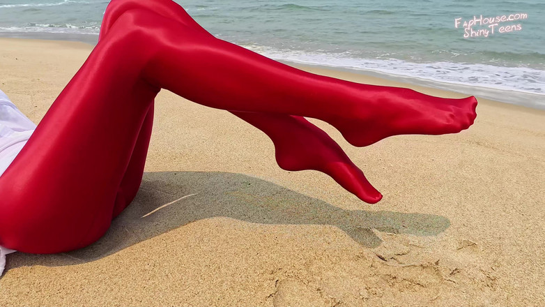 Shiny teens: 897 Błyszczące czerwone rajstopy elastanu na plaży