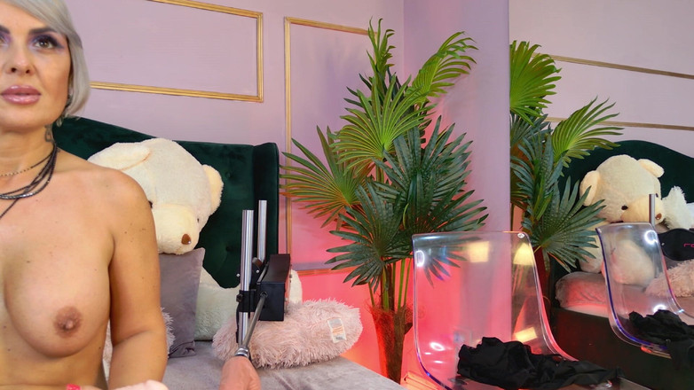 KirraWhite: Гаряча мачуха потребує допомоги біля басейну