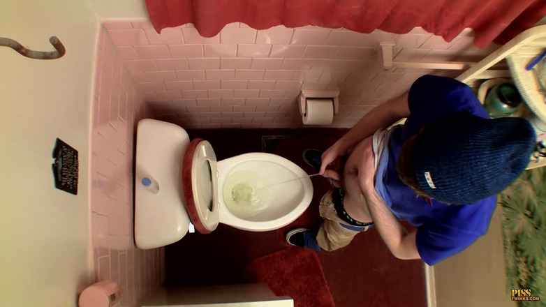 Piss Twinks: Lossen in de toiletpot