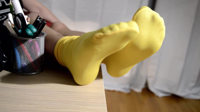 Mistress Legs: Gostosas meias amarelas