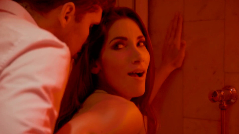 Dorcel Club: 댄스 플로어에서 발견된 Carollina Cherry
