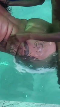 moi dans la piscine de la copropriété