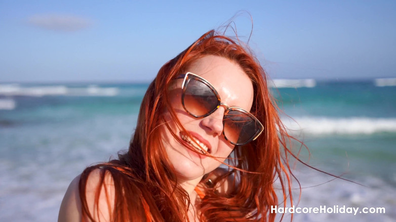 Hardcore Holiday: Una rossa arrapata viene scopata