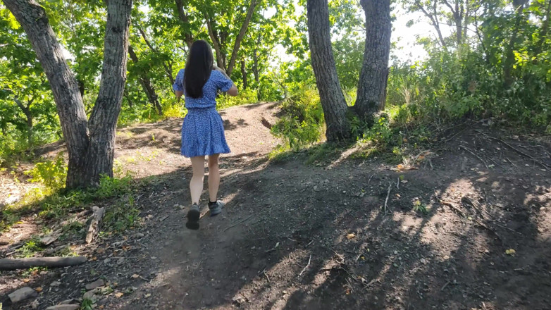 MissPopa: Nackte Frau im Wald zeigt ihren Hintern