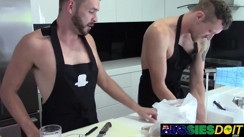 AussiesDoIt: Randy si gay australia yang lagi bugil nawarin kontol besarnya...