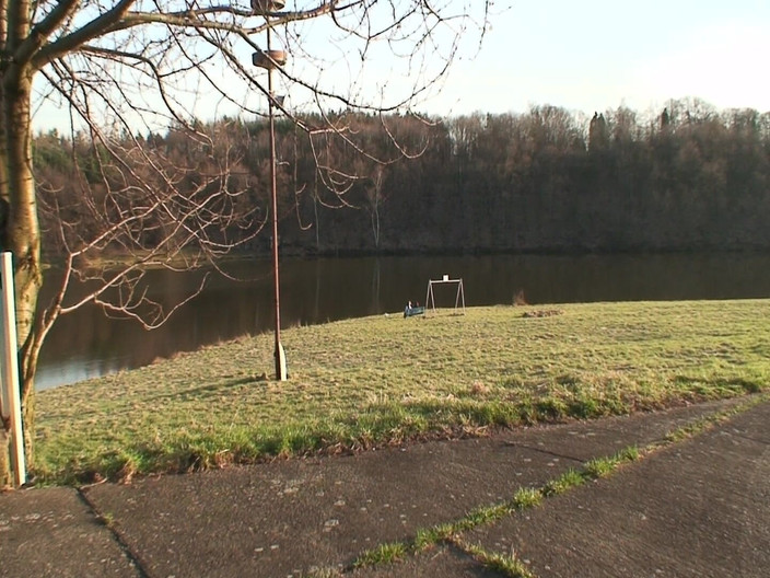 German porn friends: Гарячу брюнетку з'їдає і пестить пальцями старший хлопець на відкритому повітрі