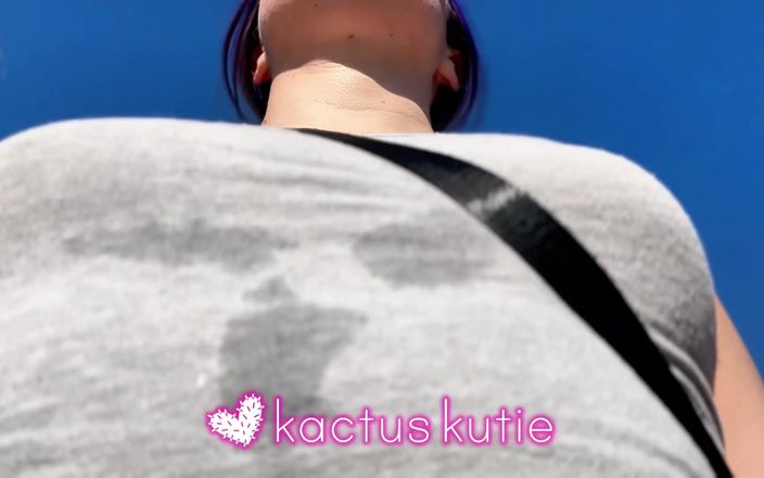 Kactus kutie: Пот маленьких подпрыгивающих в серой рубашке