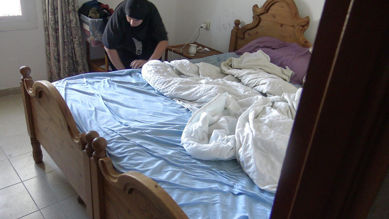 Souzan Halabi: 털이 무성한 보지로 무슬림 청소 메이드에게 자위하는 음란한 독일인