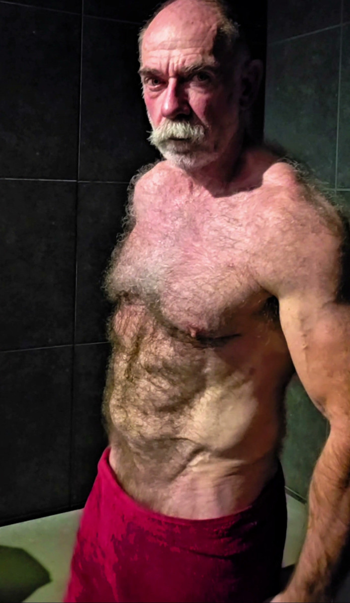 JackvanDean: Hairy Dilf Showing Physique
