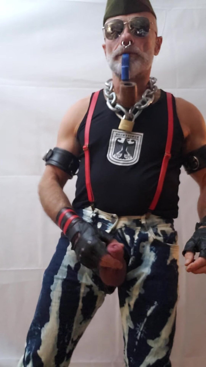 Muscles Cigar FFPig: Pfeifen-papa pumpt eier und schwanz in einer monstertube
