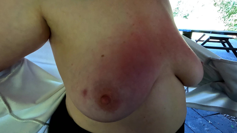 Bouncy Tits Action: Halka açık barbekü yerinde kırmızı ve şişmiş memeler